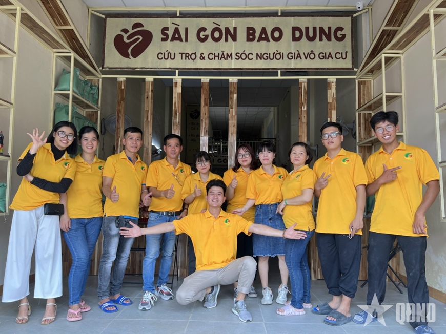 Gallery - 	Anh chủ quán trọ Nguyễn Đắc Quý của các cụ già